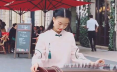 国外街头古筝曲小姐姐,国外小姐姐弹奏古筝，引发全球关注
